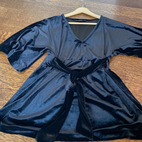 A Pea in the Pod Black Velvet Top - Picture 5 of 6